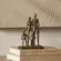 Escultura Decorativa Família em Polirresina Dourado 22x15cm
