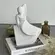 Escultura Decorativa Mulher em Polirresina Branco 27x19cm