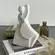 Escultura Decorativa Mulher em Polirresina Branco 27x19cm