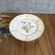 Prato de Bolo com Pé Cerâmica Heritage Relevo Floral 20,5 cm
