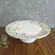 Prato de Bolo com Pé em Cerâmica Floral Miss Lily 32,5 cm