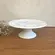 Prato de Bolo Com Pé em Cerâmica Relevado Azul e Branco Campestre P 20,5cm
