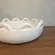 Centro de Mesa em Poliresina Orgânico Cesto Off White 25,5cm